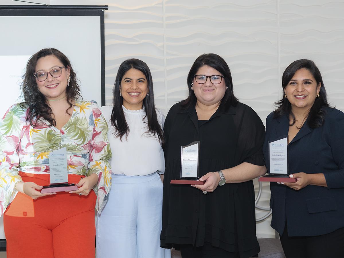 Roxana de Díaz, gerente regional de CRECE tu Empresa y Issis Rodríguez, gerente de CRECE tu Empresa en Honduras, junto al equipo de asesoras empresariales del programa.