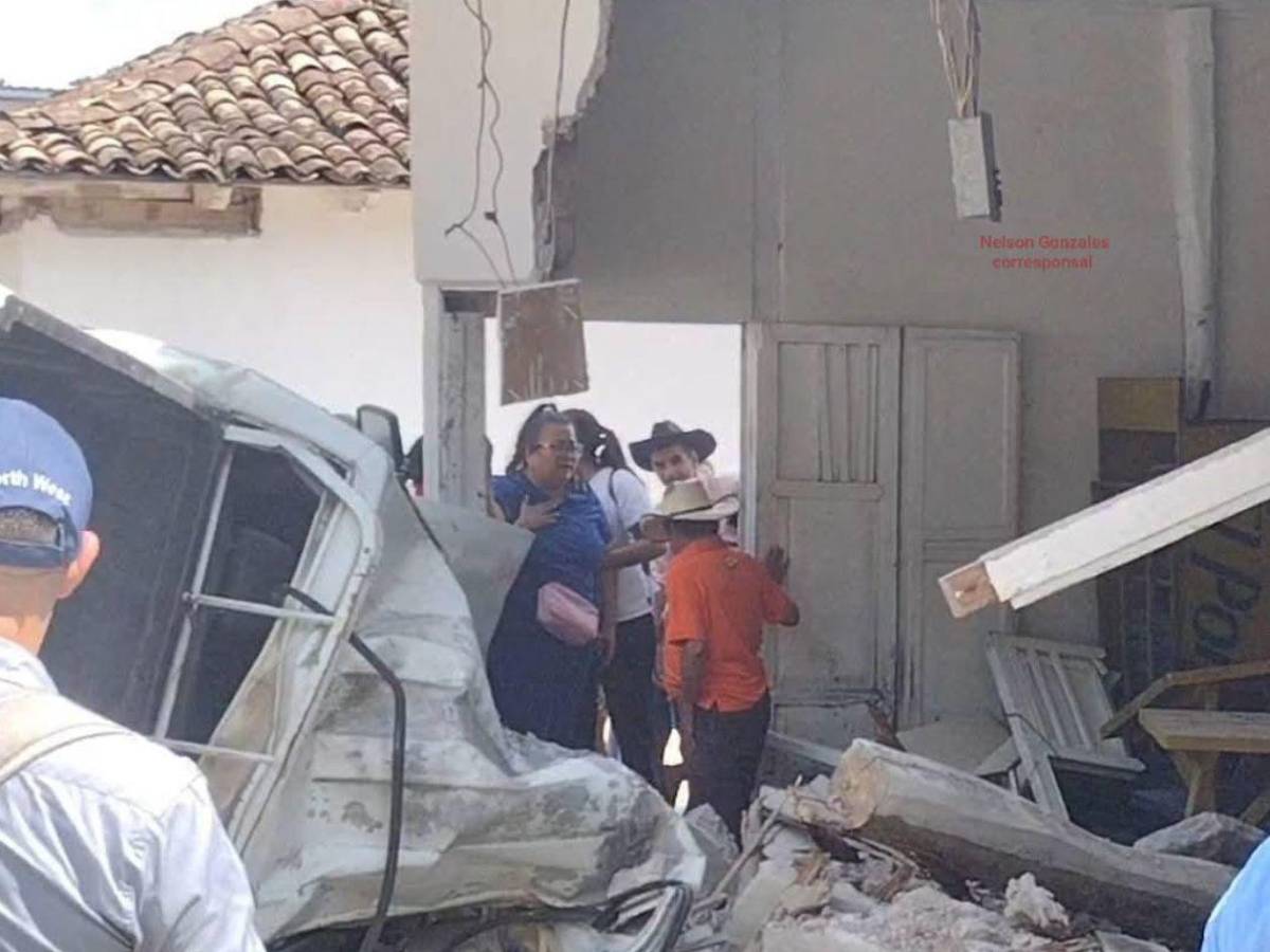 Tragedia en Zacapa: anciano de 109 años y maestra mueren tras impactar vehículo en su casa