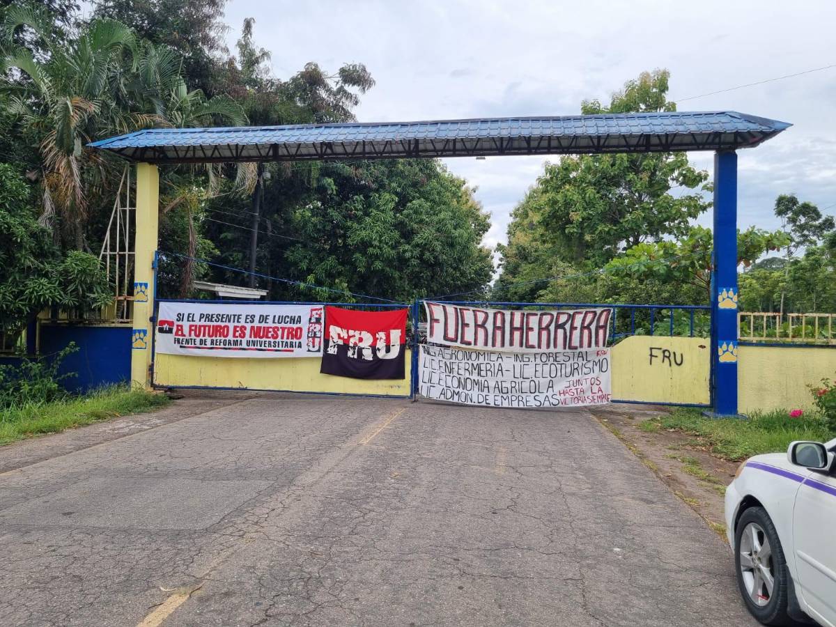 Se toman nuevamente los portones de acceso al Curla