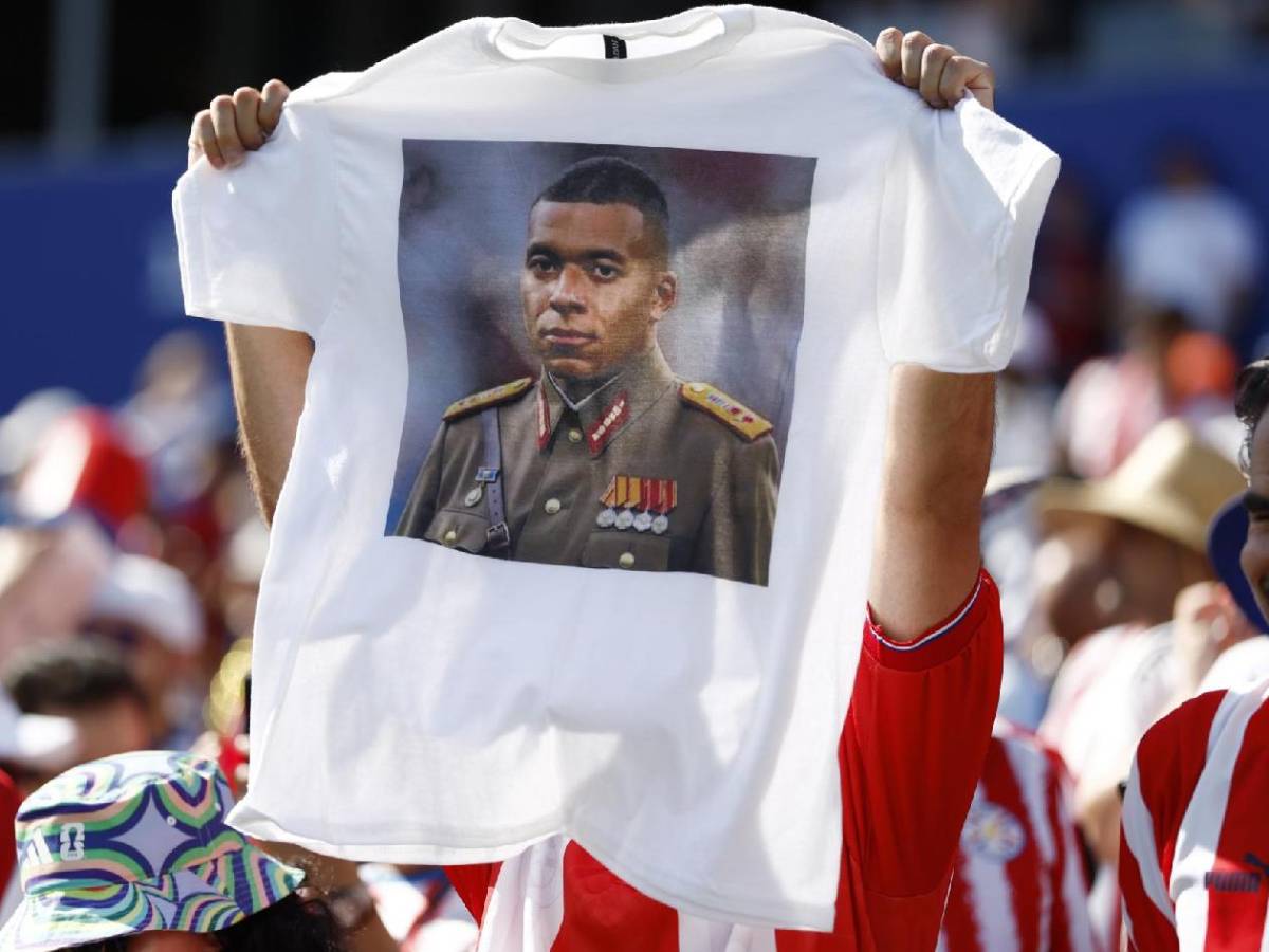 La pelea de Mbappé vs Paraguay, insulto del francés y le celebró en la cara a rival