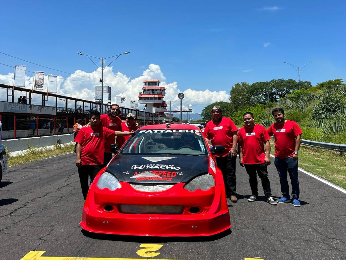 Hondureño obtiene primer lugar en carrera de autos en El Salvador