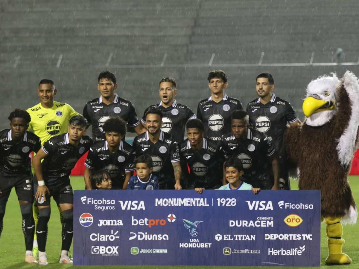 Amargura del Motagua, futbolista en pleno TikTok, bella infiltrada y diputado presente