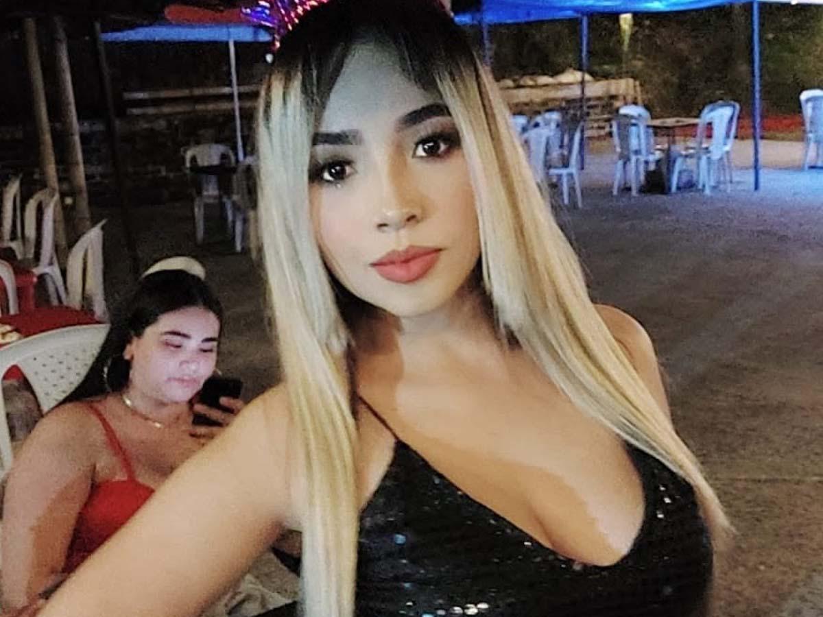 Influencer fue asesinada cuando se conducía en una Prado y esperaba cambio del semáforo