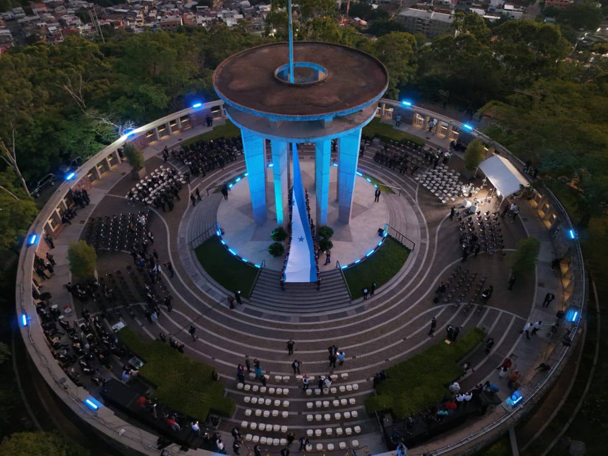 Izada de la Bandera Nacional marca inicio de fiestas patrias