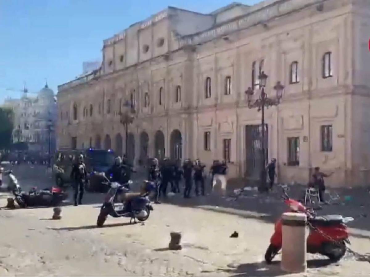 Tensión previo al Barcelona-Real Madrid, lamentables gritos, pelea y detenido