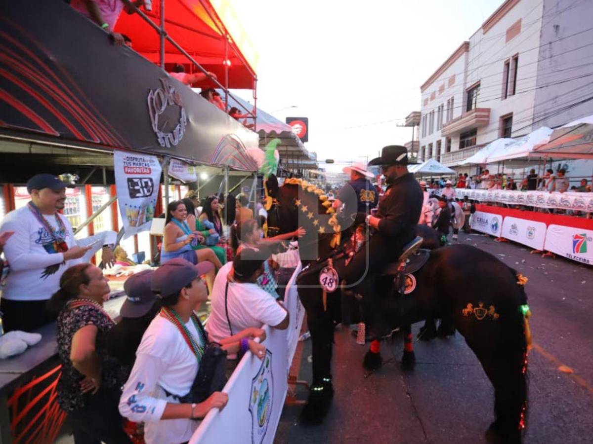 La Novia de Honduras brilló con el tradicional desfile hípico de la Feria Isidra
