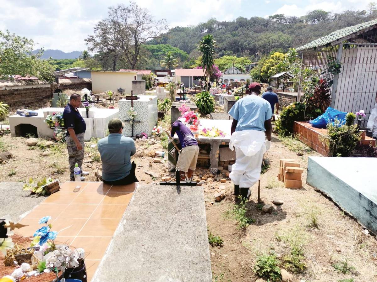 Exhuman cadáver de policía que mató a padre e hijo