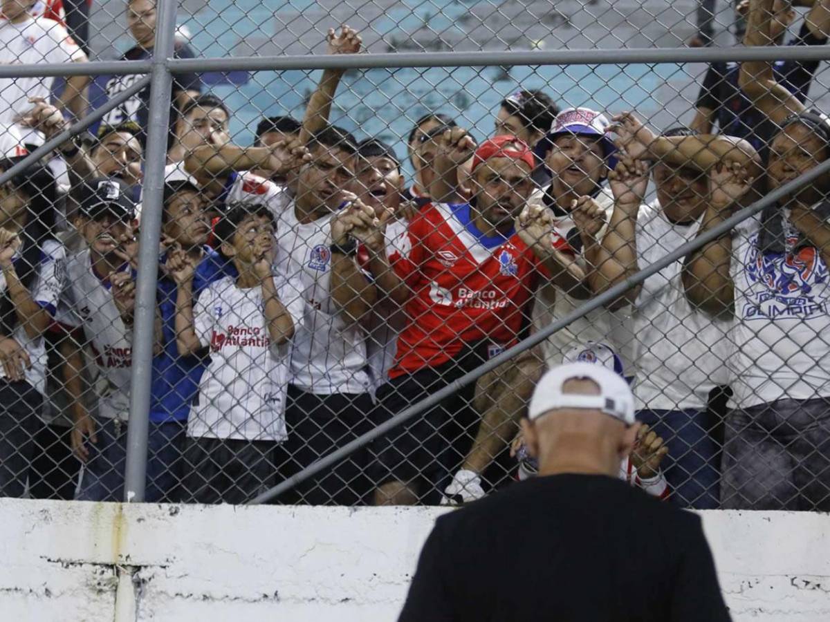 Caras largas en Olimpia, enfado de la afición con Espinel y festejo de Victoria