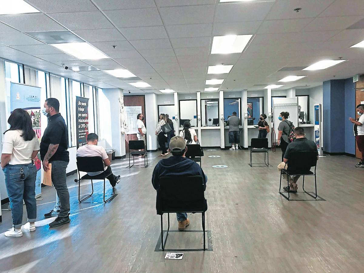 Exfuncionarios tienen oficinas ilegales de trámite en Estados Unidos