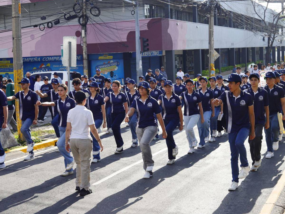 Estudiante desfiló con su bebé en brazos: así fue la jornada por el día de la Alfabetización