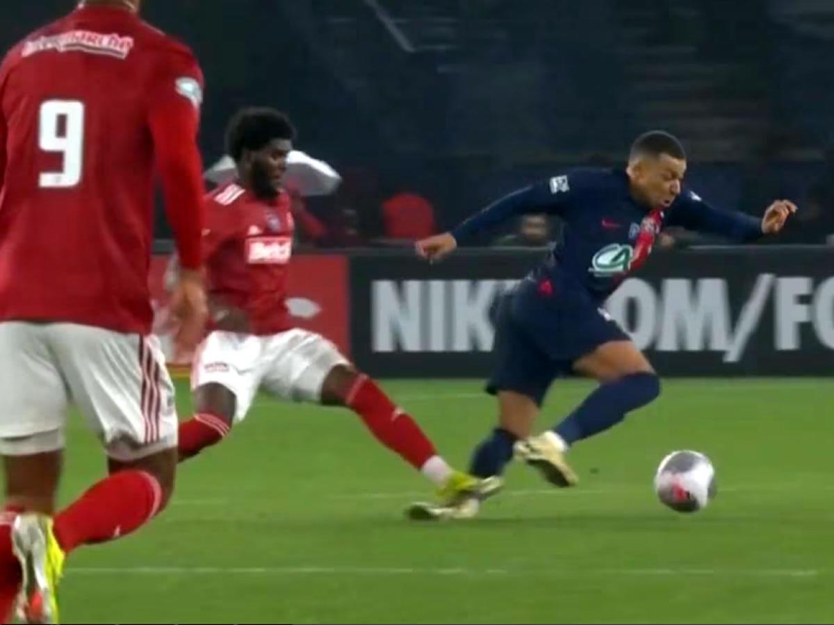 Así fue la criminal entrada de Lilian Brassier contra Kylian Mbappé.