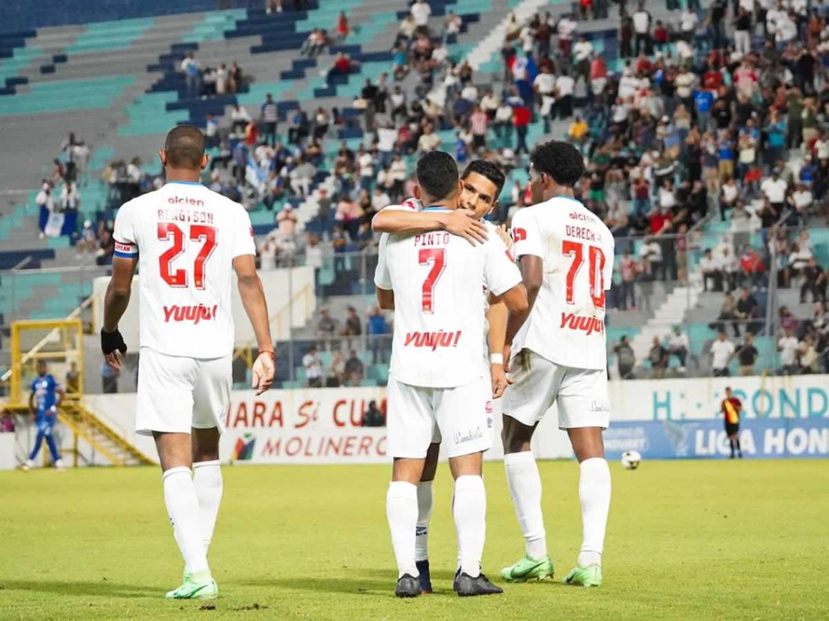 Caras largas en Olimpia, enfado de la afición con Espinel y festejo de Victoria