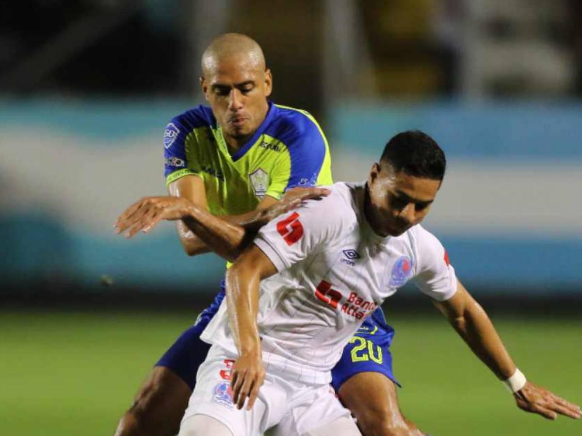 Eddie Hernández en la disputa del balón con Carlos Pineda.