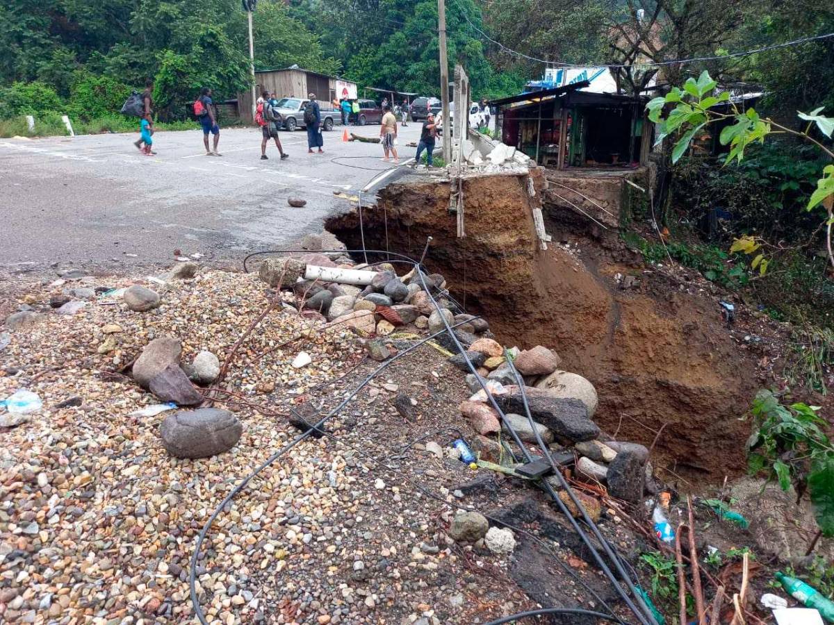 Daños en carretera amenazan con cortar paso vehicular a Guatemala