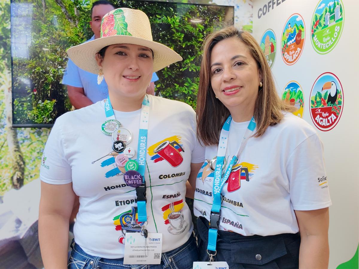 Representantes de AMUCAFE presentes en World of Coffee 2024.