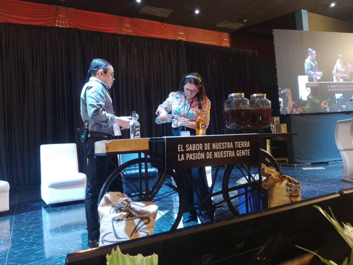 Varios expositores participaron en el foro como Eleazar Cáceres quien expuso sobre las nuevas tendencias sobre el reposo del agua con café y saborizados convertidos en cocteles.