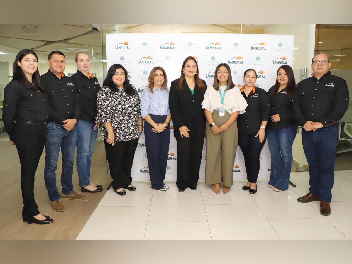 El equipo de Banrural y Voces Vitales Honduras presentes en la firma de la alianza entre ambas instituciones.