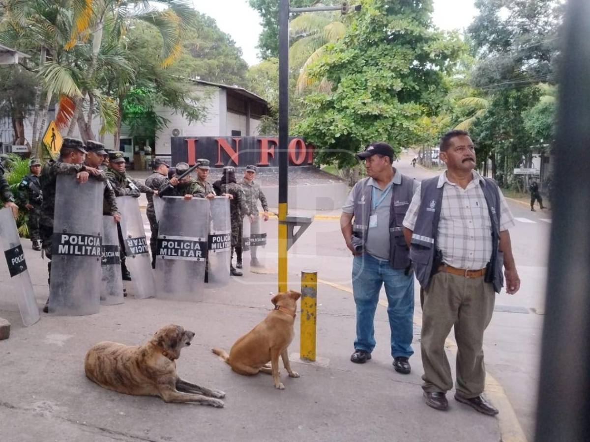 En imágenes: Así se vive la espera del escrutinio especial en los alrededores del CLE