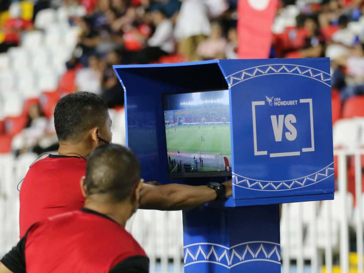Bellas chicas del Olimpia-Marathón, festejo de Edwin Rodríguez y enfado de Lavallén