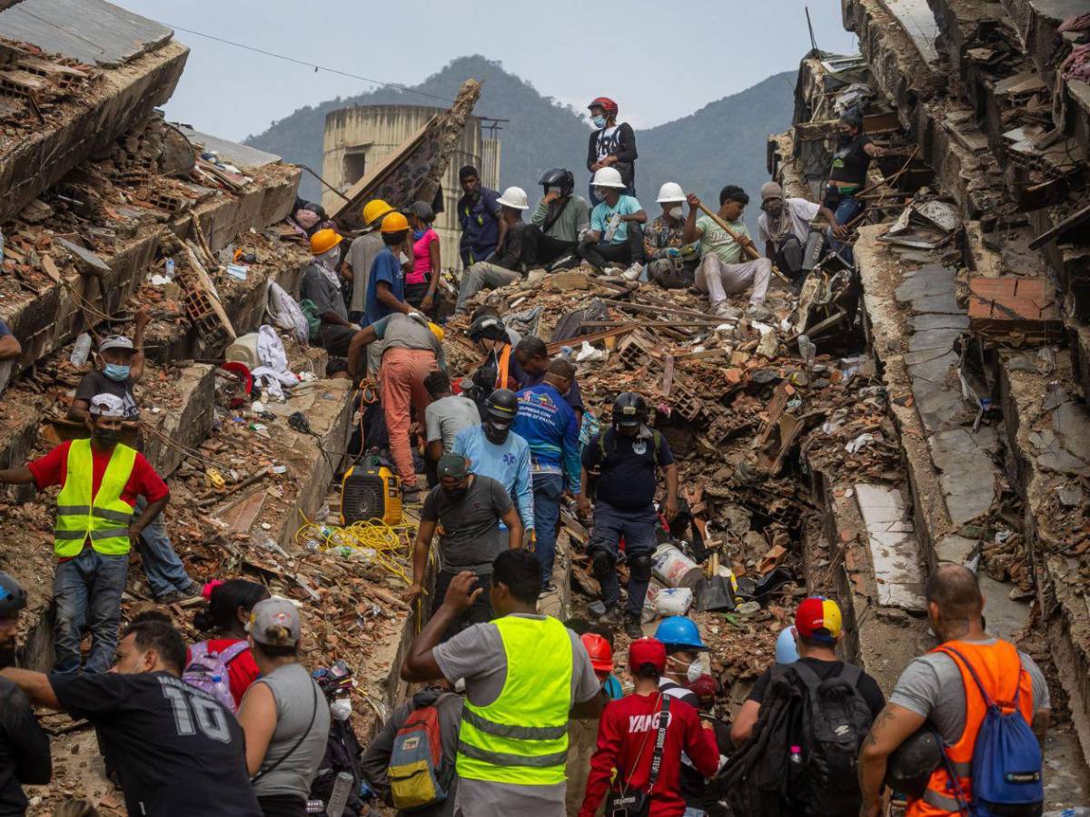 “No es nada fácil”: venezolano despide a su madre, esposa y dos hijas fallecidas tras terremoto en Venezuela
