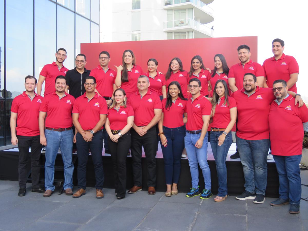 Los colaboradores de la marca de Embutidos Delicia presentes en el lanzamiento.