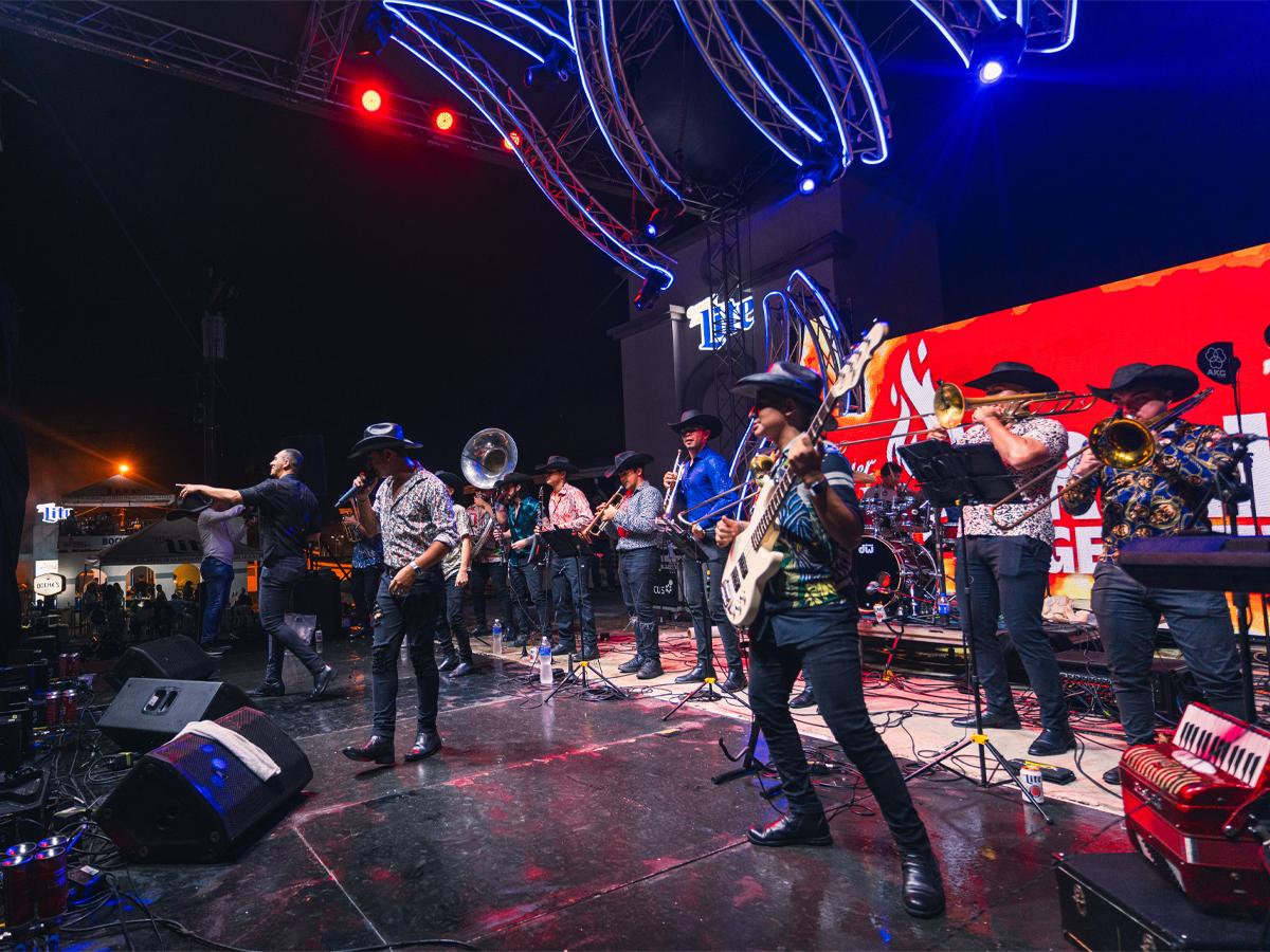 Los integrantes de la banda Kilómetro 7 pusieron a cantar a los sampedranos con su música banda y norteña