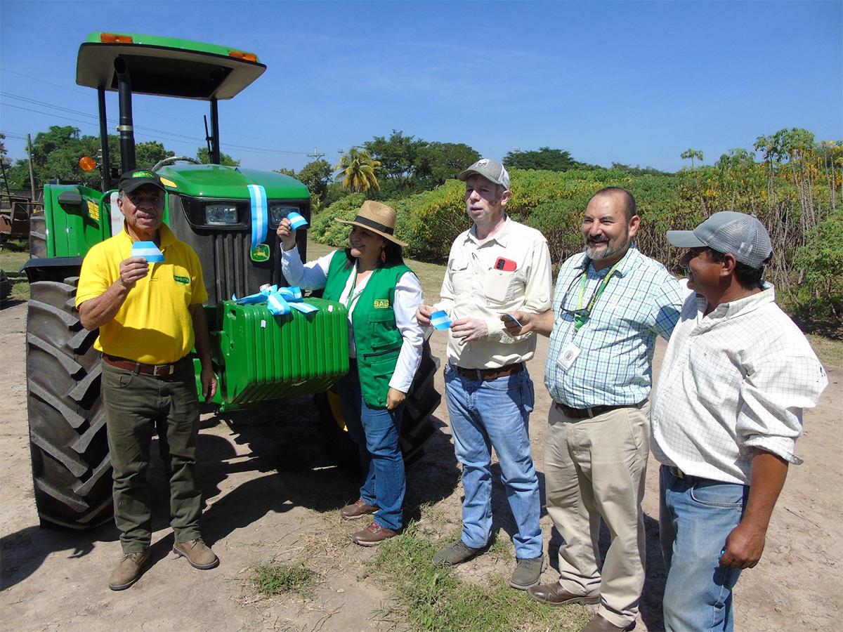 La nueva maquinaria agrícola entregada por el gobierno fortalecerá la agricultura hondureña.