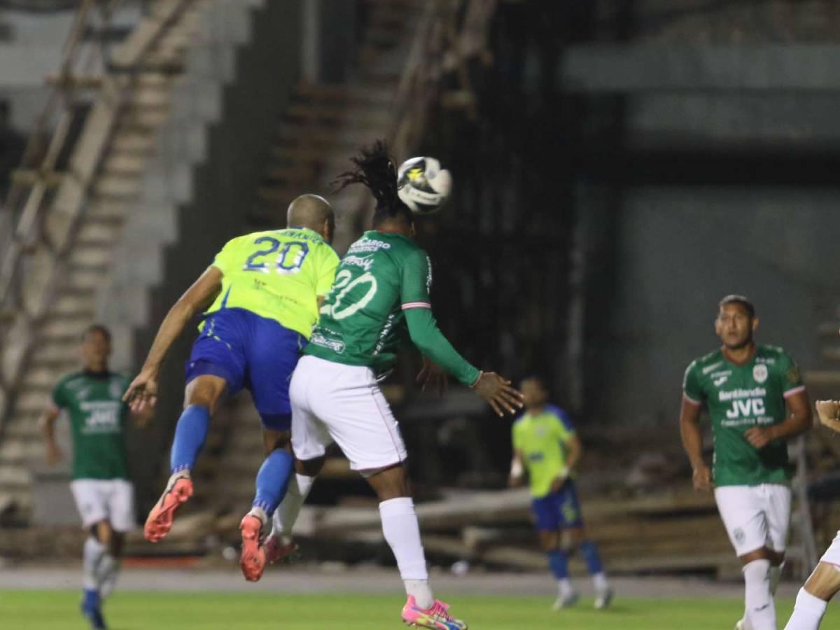 Momento del cabezazo de Eddie Hernández que se fue al fondo de las redes.