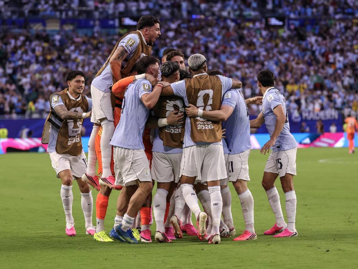 Uruguay decepciona en su debut en el Mundial, inesperado héroe y Arabia sorprende
