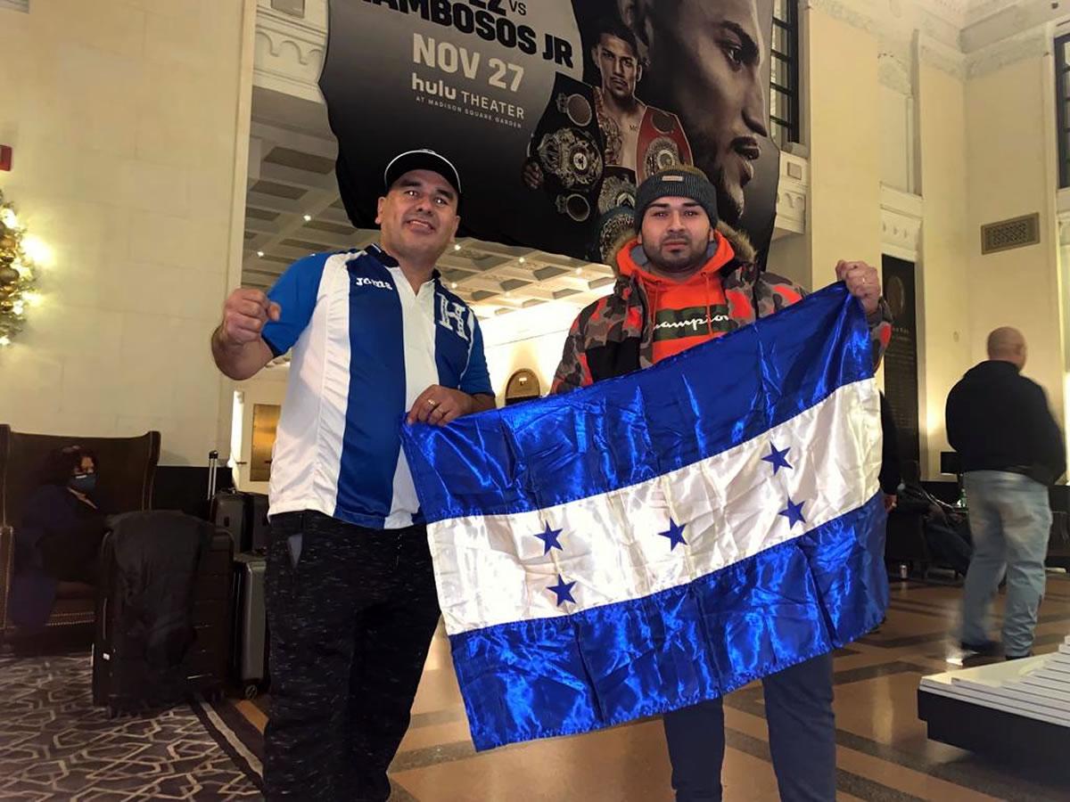 Estos catrachos llegaron al Madison Square Garden con la bandera de Honduras.