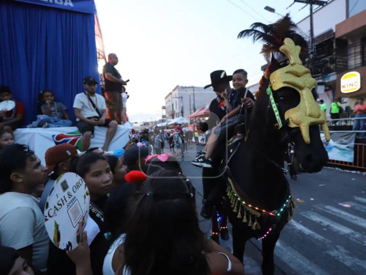 La Novia de Honduras brilló con el tradicional desfile hípico de la Feria Isidra