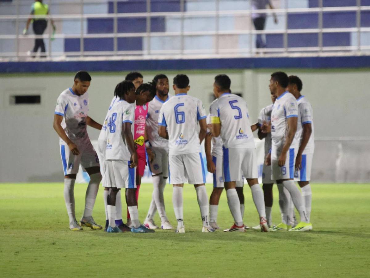 Marcó triplete y recibió beso, polémicas del FVS, selfie de Motagua y Victoria se hunde