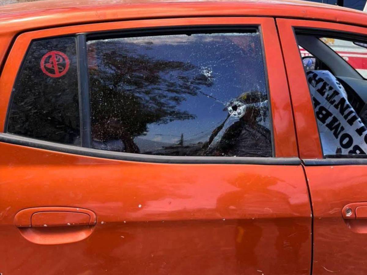 Ultiman a pareja de recién casados dentro de un vehículo