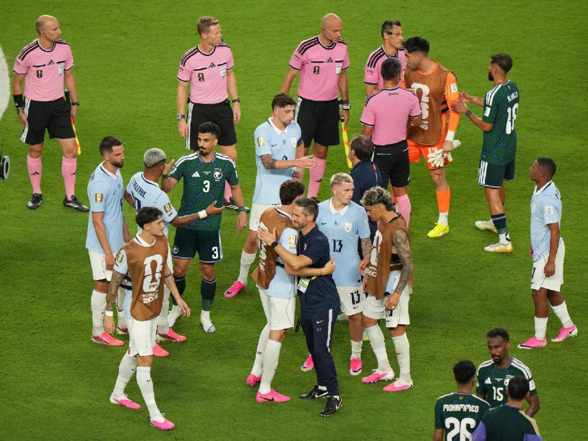 Uruguay decepciona en su debut en el Mundial, inesperado héroe y Arabia sorprende