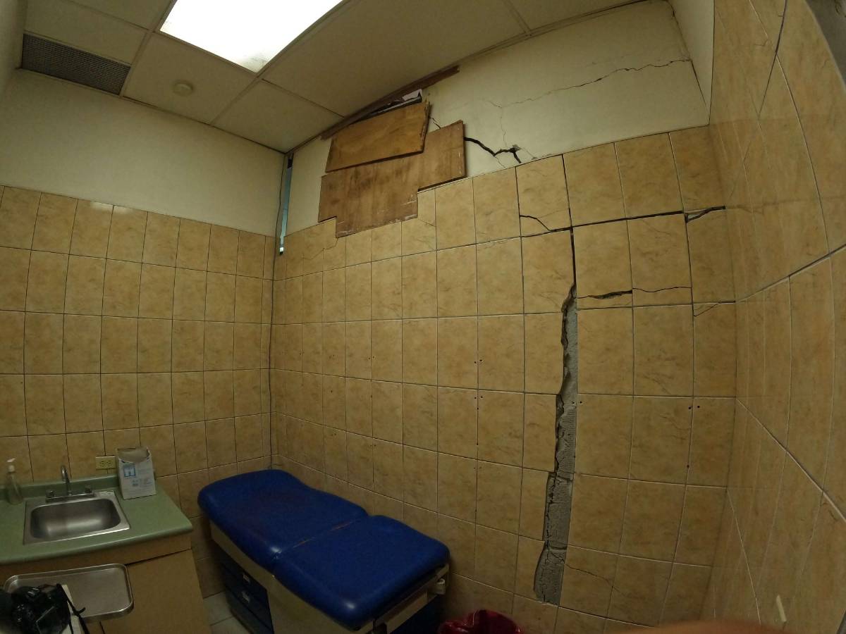 En las salas se ve el colapso del complejo médico.