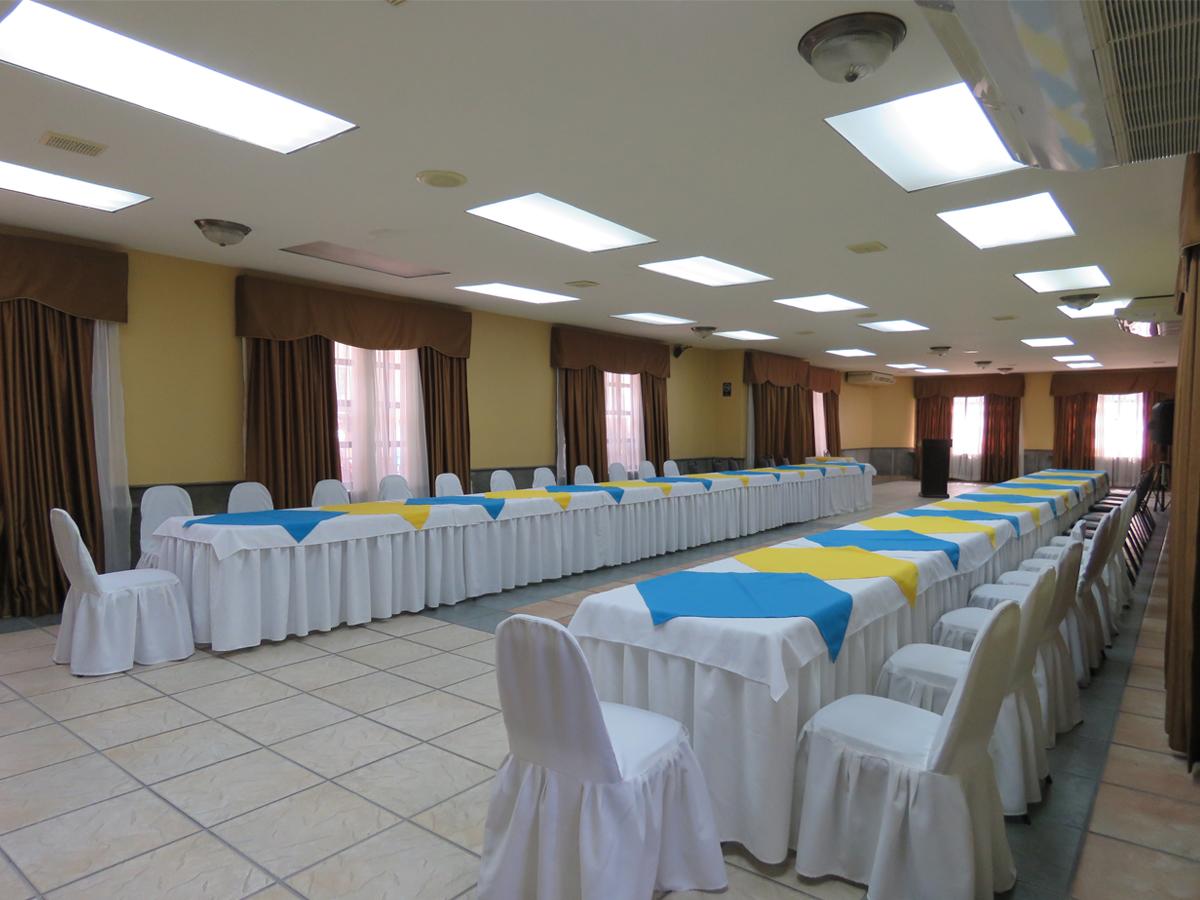 Su salón de conferencias tiene capacidad para 150 personas.