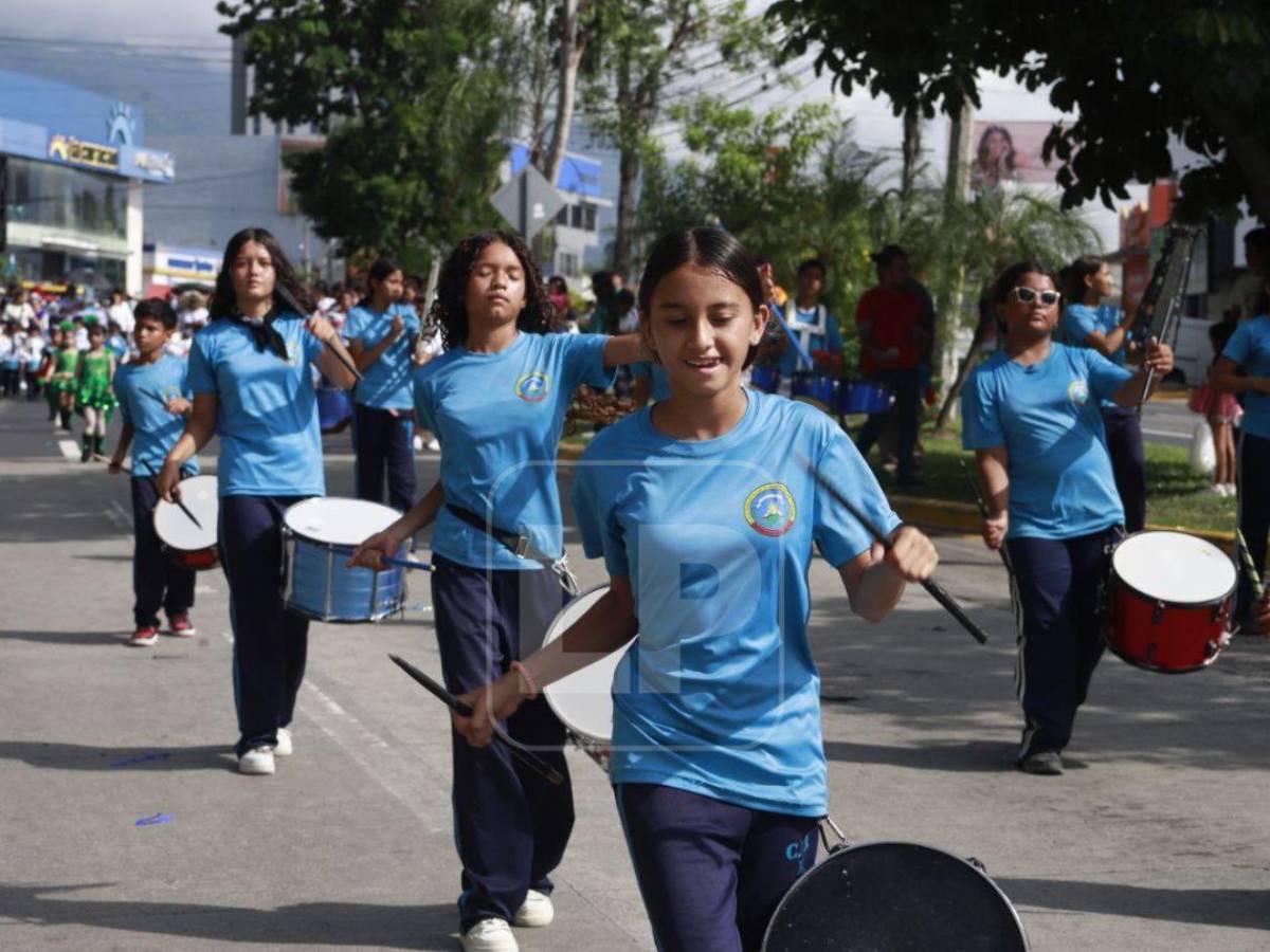 Entre ternura y orgullo patrio, niños se roban las miradas en los desfiles en SPS