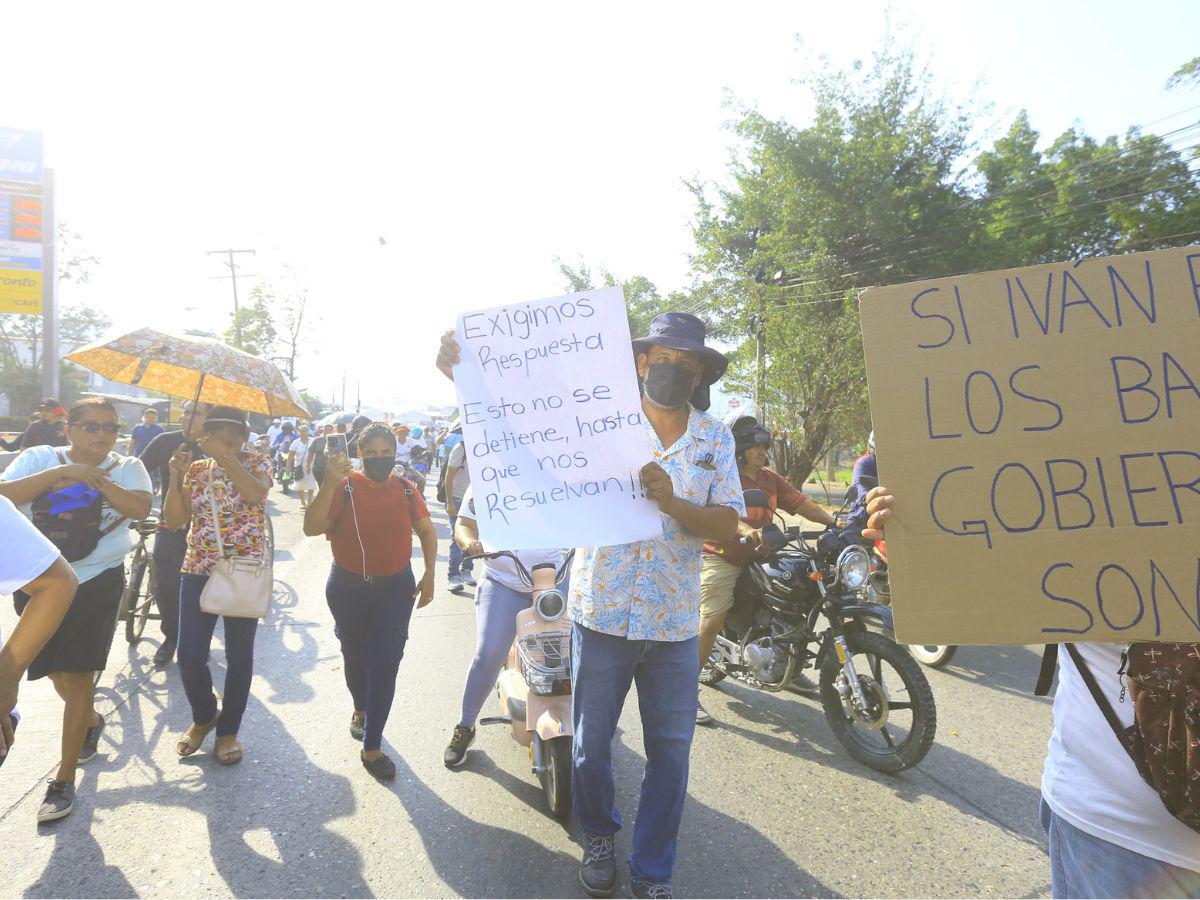 Pancartas, bocinas y gritos: así protestaron los socios de Koriun en Choloma