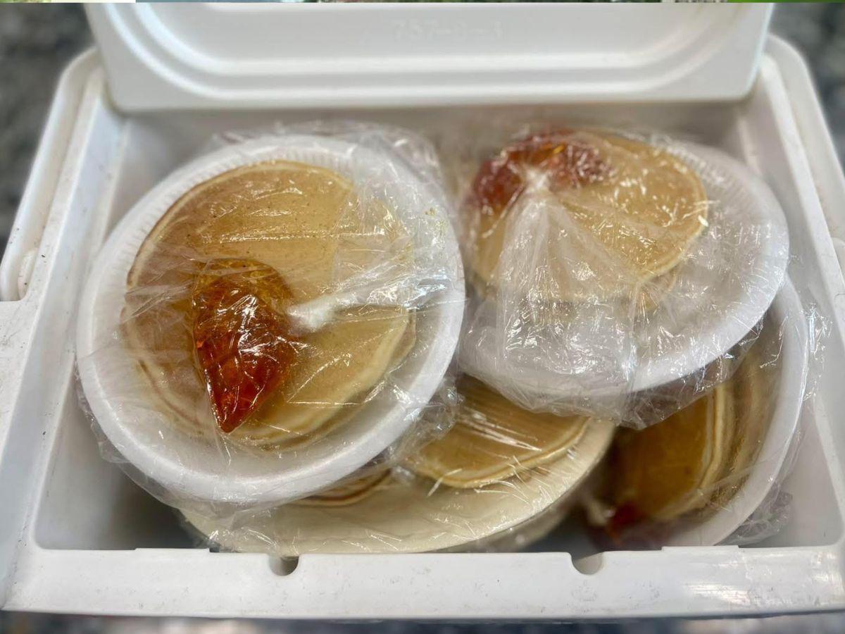 Gemelos venden panqueques para financiar sus estudios en la Unah