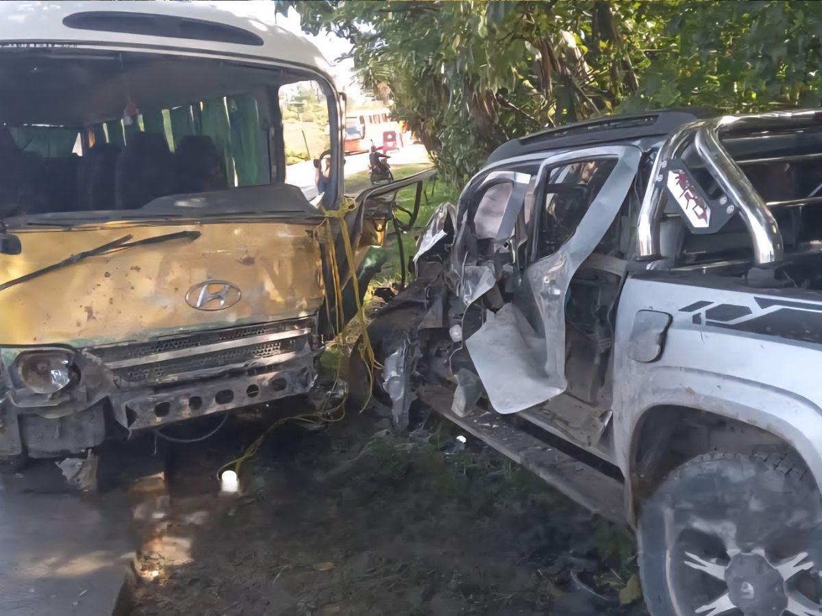 Aparatoso accidente entre un bus y pickup deja jóvenes heridos en Intibucá