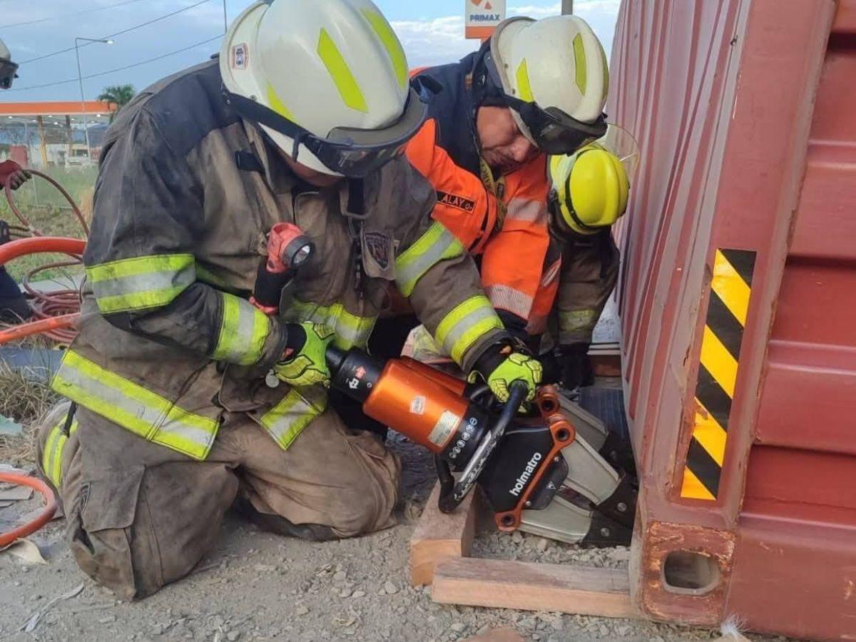 Érika muere aplastada por un contenedor mientras esperaba el bus