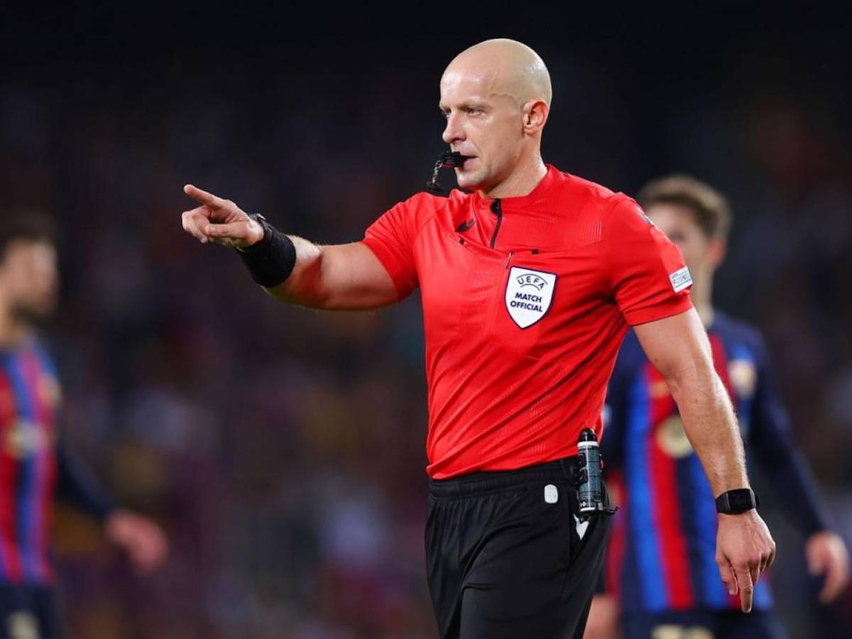 La UEFA se ríe del Barcelona: El 'premio' que pretende dar al árbitro Marciniak