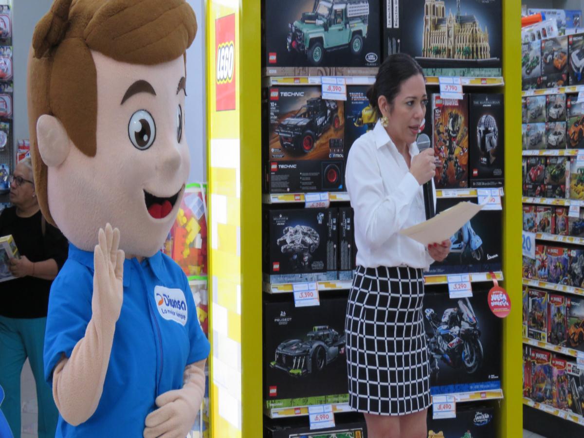 Johana Bustamante, jefa de trade marketing de Diunsa, acompaña de nada menos que Diunsín, expresó su alegría por poder brindar una tarde especial para los niños.