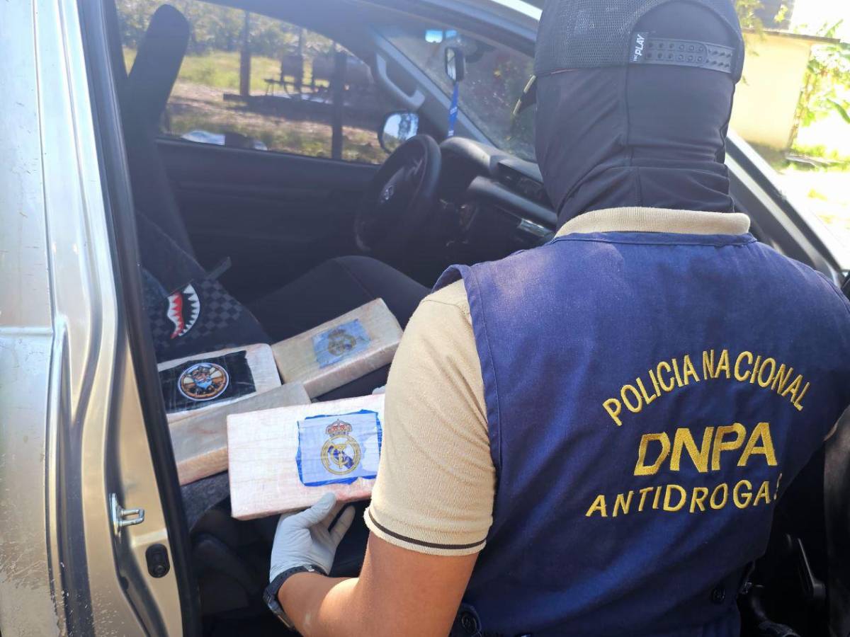 Hallan droga con escudo del Real Madrid enterrada en playa hondureña