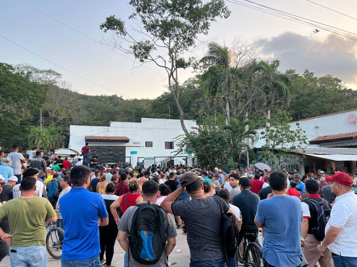 Alarmados y en tensión inversionistas vigilan oficinas de Koriun en Choloma