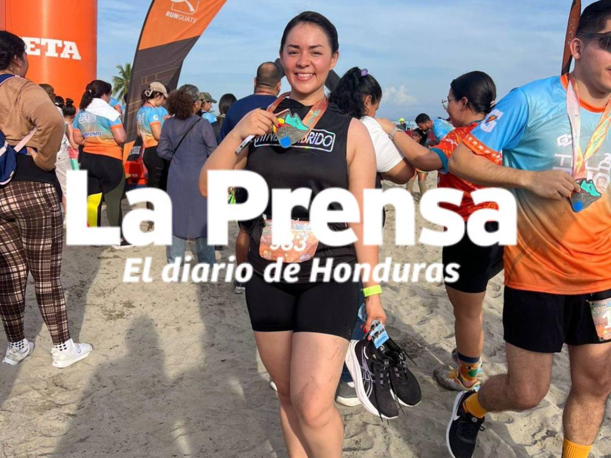 ¿Quién es la maestra y abogada que se viralizó en las redes por su porte y belleza?