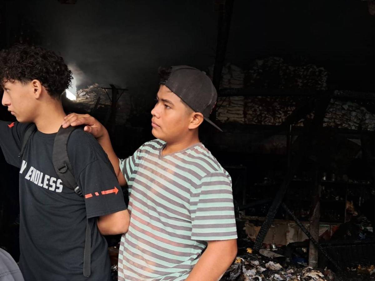 Historias de pérdida y esperanza tras incendio que arrasó con locales en mercado