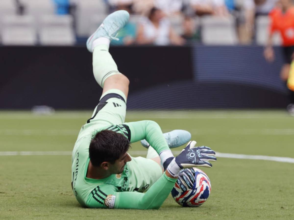 Real Madrid- Pachuca: Enfado de Xabi, mofa a Vinicius y polémico gesto de árbitro