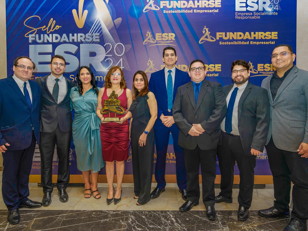 Ejecutivos de UNO Honduras presentes en la entrega del Sello de Empresa Socialmente Responsable (ESR).