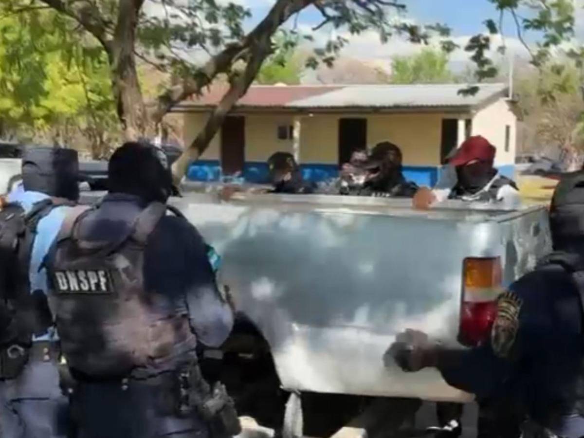 Al menos 82 paquetes de droga iban en “caleta” en pickup en Choluteca